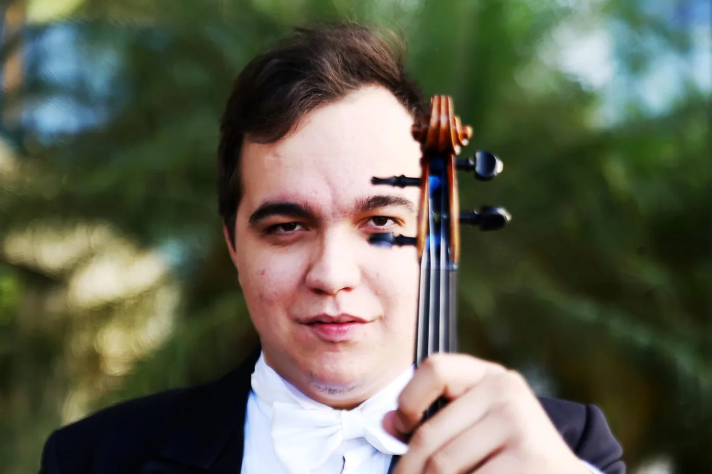 Mateus Belloni holding a violin